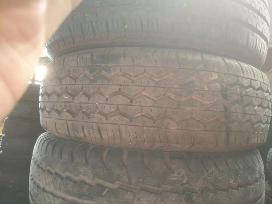 La mano usada de los neumáticos pone un neumático en segundo lugar en segundo lugar los neumáticos de coche, segundo neumático 185R14C del vehículo de pasajeros