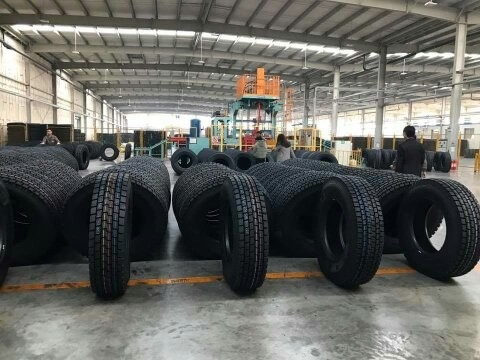 Neumáticos del autobús del camión